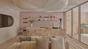 Una cocina moderna con una isla central, horno integrado y un amplio ventanal con vistas al exterior.