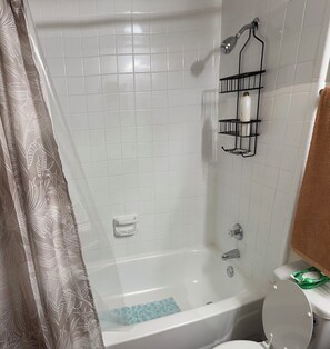 Hårtork, handdukar, tvål och toalettpapper