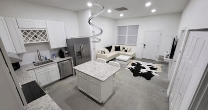 Modern Newly built 2-bedroom house minutes from downtown Park
Hills