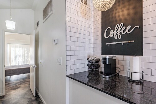 Tempe Cottage - ASU - Pets OK - 2 Free Bikes!