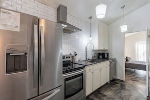 Fridge, microwave, oven, stovetop - Tempe Cottage - ASU - Pets OK - 2 Free Bikes! (Tempe)