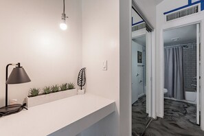 Hiustenkuivaaja, pyyhkeet, saippua, vessapaperi