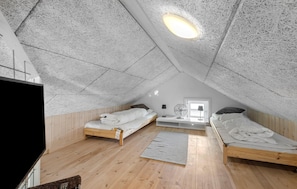 2 bedrooms, travel crib, free WiFi