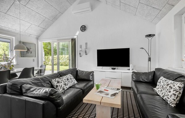 Älytelevisio, takka, pöytäjalkapallopöytä