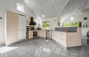 Jääkaappi, liesi, astianpesukone, kahvin-/teenkeitin