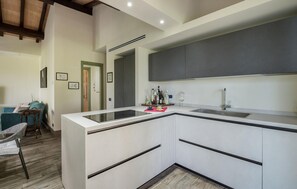 Fridge, microwave, dishwasher, cookware/dishes/utensils