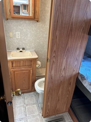 مناشف، صابون، ورق حمّام