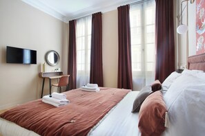 Apartment | Laptop workspace, iron/ironing board, bed sheets - Splendid Apartment Champ de Mars - Eiffel Tower (Paris)