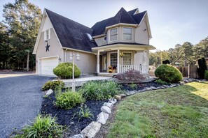 Exterior - ClubDivot - A Modern Farm Style Home with Pool and Backyard Bar (Vineland)