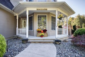 Exterior detail - ClubDivot - A Modern Farm Style Home with Pool and Backyard Bar (Vineland)