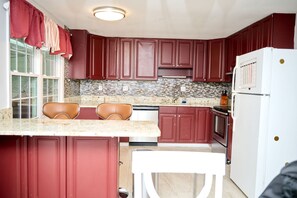 ثلاجة، ميكروويف، فرن، موقد طهي مسطح