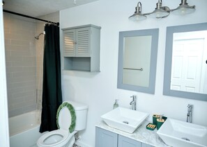 Secador de pelo, bidet, toallas, jabón