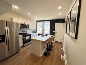 Fridge, microwave, oven, stovetop - Charm City Chic! Patterson Park/Pet friendly (Baltimore)