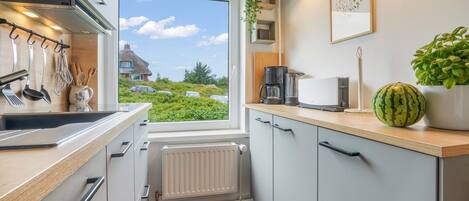 Fridge, oven, stovetop, coffee/tea maker