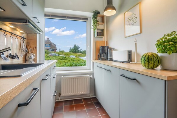 Fridge, oven, stovetop, coffee/tea maker