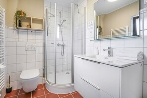 Douche, sèche-cheveux, serviettes fournies