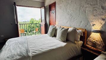 Quadrupla Deluxe, vista giardino | Postazione laptop, ferro/asse da stiro, Wi-Fi gratuito