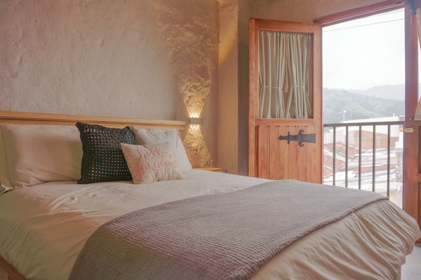 Een laptopwerkplek, een strijkplank/strijkijzer, gratis wifi