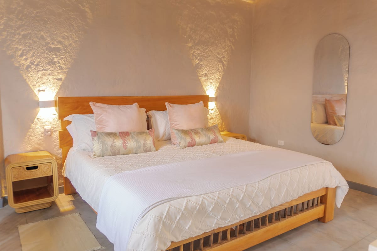 Quarto casal, 1 cama King, sacada, vista para o jardim | Espaço de trabalho para notebook, ferros/tábuas de passar roupa