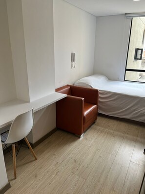 1 habitación, caja de seguridad en la habitación y escritorio 