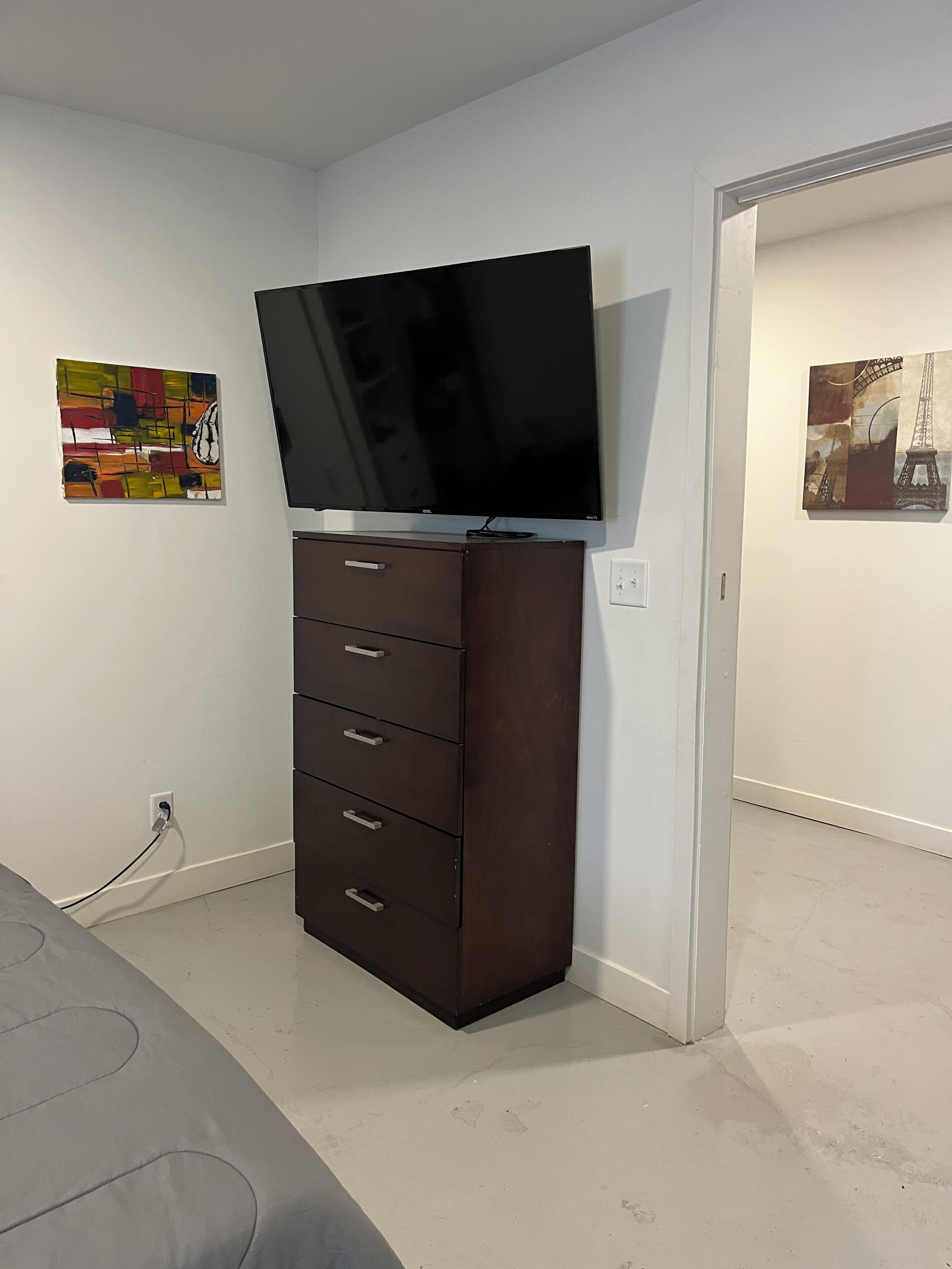 1 dormitorio, tabla de planchar con plancha, wifi y ropa de cama