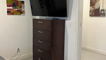 1 habitación, tabla de planchar con plancha, wifi y ropa de cama