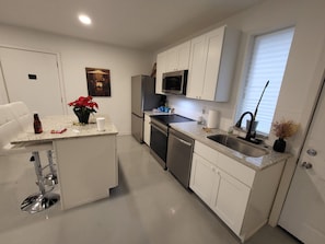 Mikrovågsugn, ugn, spishäll och diskmaskin