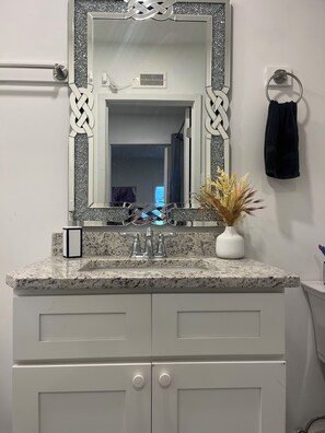 Secadora de cabello, toallas, papel de baño 