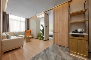 Phòng Suite dành cho gia đình, quang cảnh thành phố | 1 phòng ngủ, bàn, truy cập Internet không dây miễn phí
