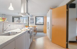 Kylskåp, mikrovågsugn, spishäll och diskmaskin