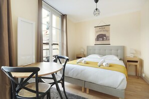 Apartment | Laptop workspace, iron/ironing board, bed sheets - Lovely Studio With AC - Center of Paris (Paris)