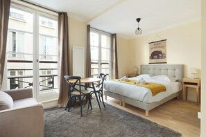 Apartment | Laptop workspace, iron/ironing board, bed sheets - Lovely Studio With AC - Center of Paris (Paris)