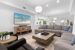 Téléviseur connecté, table de baby-foot