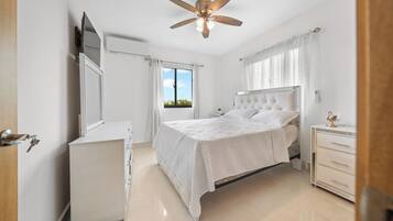 2 habitaciones, espacio para trabajar con laptop y cortinas blackout