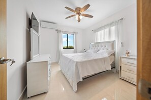 Kondominium Keluarga, pemandangan kebun | 2 kamar tidur, ruang kerja ramah laptop, dan tirai kedap cahaya