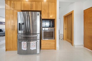Condo família, vista para o jardim | Cozinha privada | Geladeira, micro-ondas, fogão, cooktop