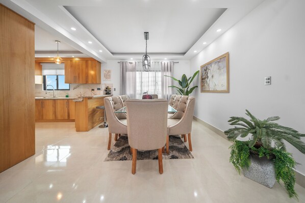 Condo família, vista para o jardim | Sala de jantar