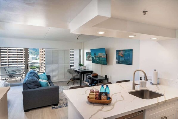 Interior - High Floor, Drink Station, 2 Pools & Free Parking! (Honolulu)