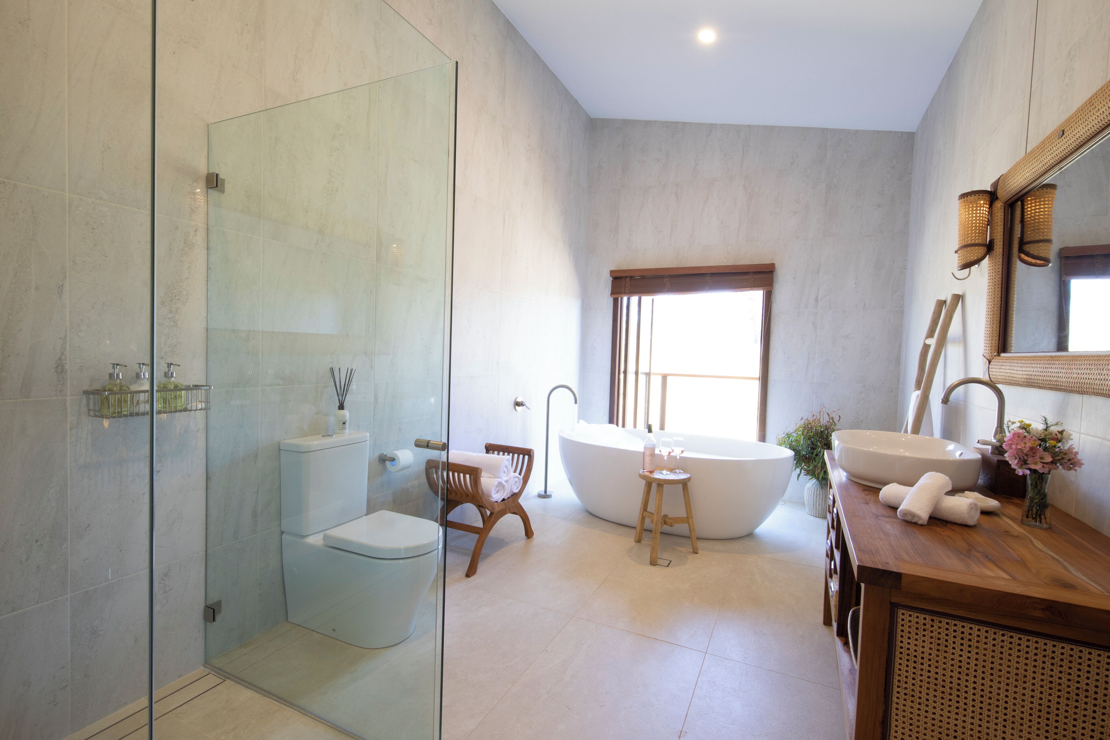 Dusch, hårtork, handdukar och tvål