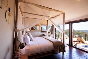 4 bedrooms, desk, WiFi, bed sheets