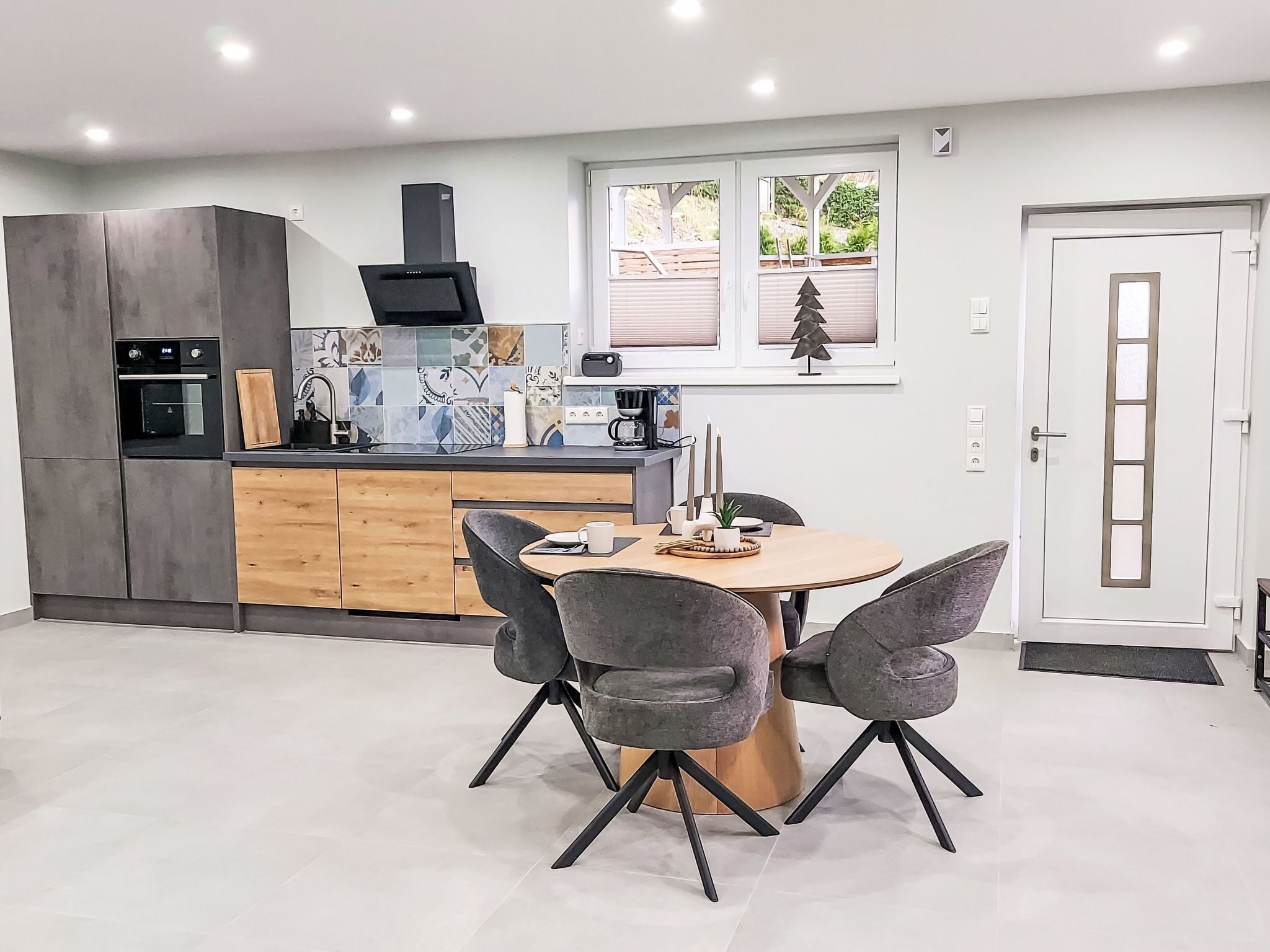 Fridge, oven, dishwasher, cookware/dishes/utensils