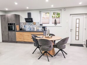 Kjøleskap, ovn, oppvaskmaskin og kjøkkenutstyr