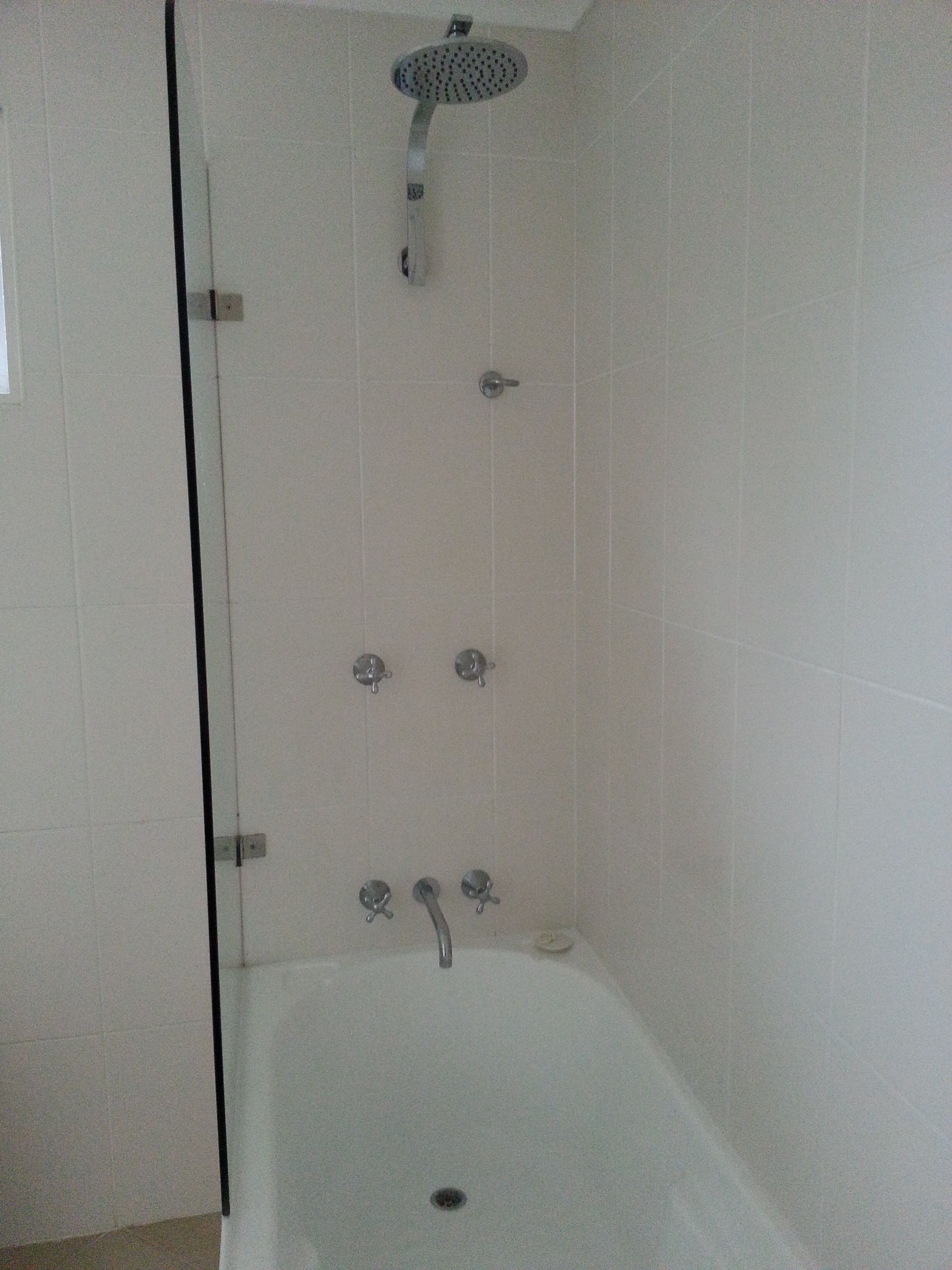 Een haardroger, handdoeken, zeep, shampoo