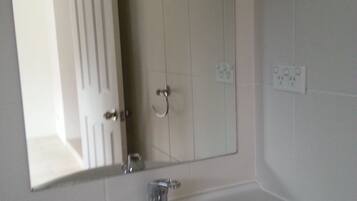Secador de cabelo, toalhas de banho, sabonete, shampoo