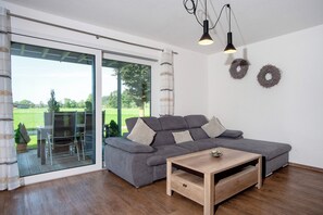 TV, ping pong, stereo - Apartment 'Im Allgäu - Biber 1' with Private Terrace, Shared Garden and Wi-Fi (Leutkirch im Allgäu)