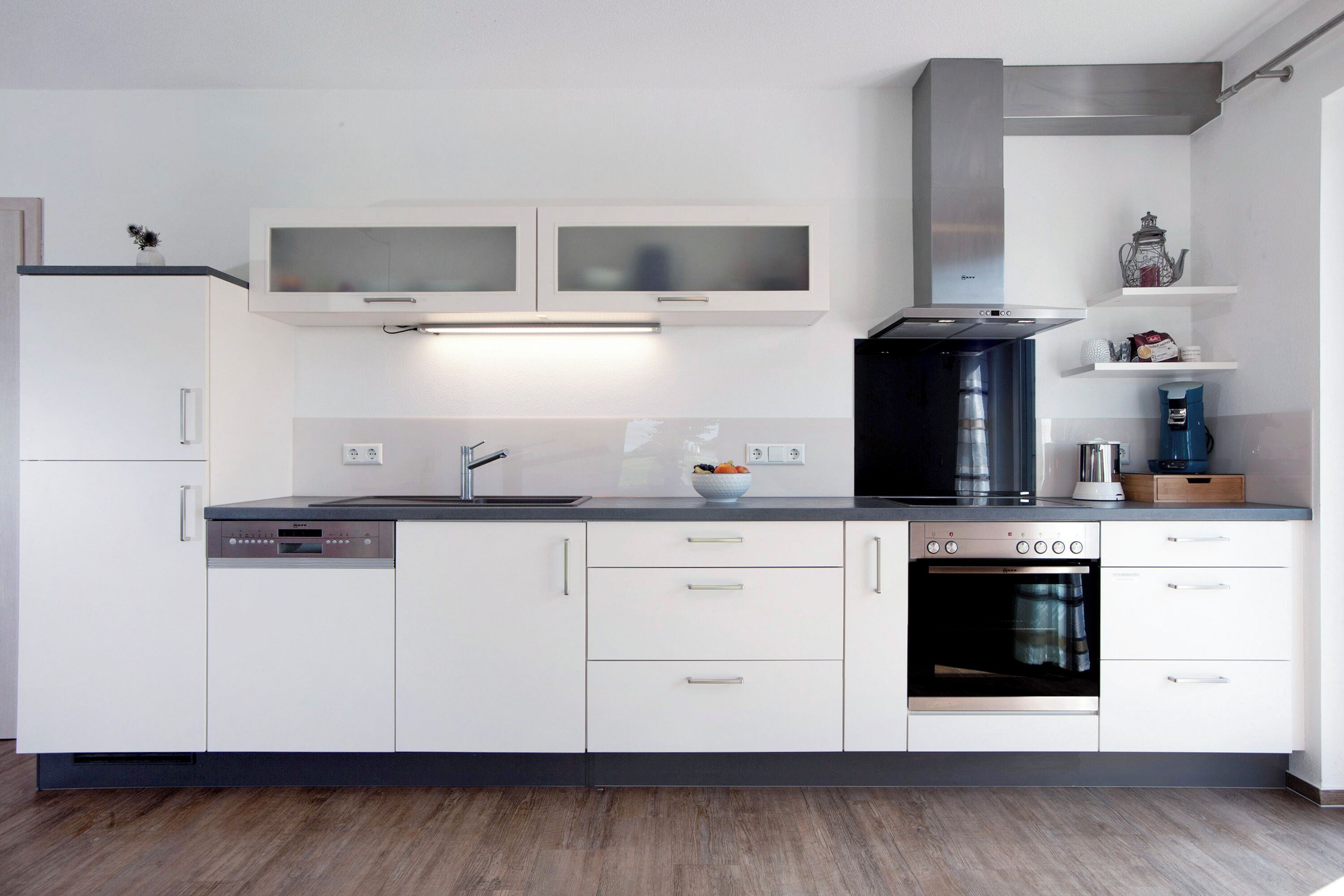 Frigorífico, horno, placa de cocina y lavavajillas