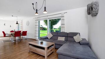 Téléviseur, table de ping-pong, chaîne audio