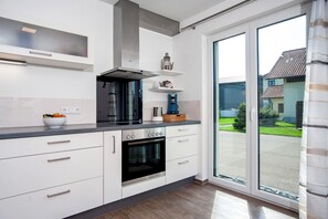 Fridge, oven, stovetop, dishwasher - Apartment 'Im Allgäu - Biber 1' with Private Terrace, Shared Garden and Wi-Fi (Leutkirch im Allgäu)