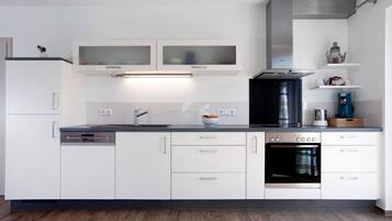 Kjøleskap, ovn, kokeplater og oppvaskmaskin