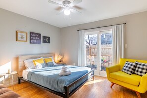 6 Schlafzimmer, Schreibtisch, Bügeleisen/Bügelbrett, Reisekinderbett